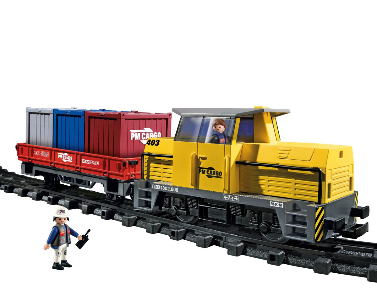 Playmobil Игровой набор Грузовой поезд с контейнерами5258pm Playmobil Игровой набор Грузовой поезд с контейнерами5258pmИгровой набор Playmobil Грузовой поезд с контейнерами обязательно понравится вашему ребенку. Он выполнен из безопасного пластика и включает две фигурки в виде машиниста и рабочего, элементы для сборки железной дороги, электровоз, пульт управления, платформу для погрузки, а также контейнеры различной величины и другие аксессуары для игры. У фигурок подвижные части тела; в руках они могут удерживать предметы. Управляемый пультом, электровоз движется по железной дороге, а его фары светятся. Ваш ребенок с удовольствием будет играть с набором, придумывая захватывающие истории. Рекомендуемый возраст: от 4 до 10 лет. Для работы электровоза необходимо докупить 6 батареек напряжением 1,5V типа АА (не входят в комплект). Для работы пульта управления необходимо докупить 1 батарейку напряжением 9V типа Крона (не входит в комплект).