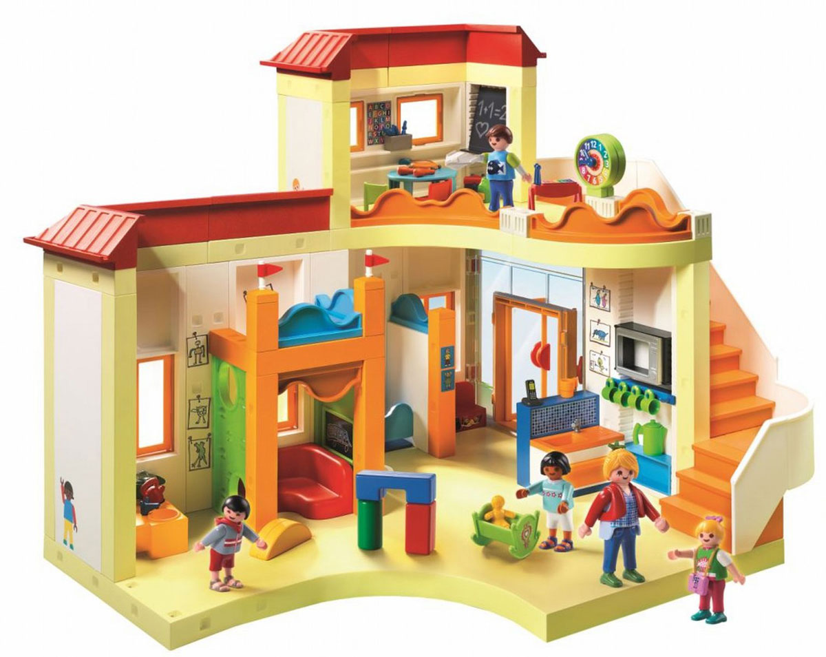 Playmobil Игровой набор Детский сад Солнышко5567 Playmobil Игровой набор Детский сад Солнышко5567Игровой набор Playmobil Детский сад Солнышко обязательно понравится вашему ребенку. Он выполнен из безопасного пластика и включает фигурки воспитательницы и четырех детей, элементы для сборки чудесного детского сада, элементы интерьера и другие аксессуары для игры. На первом этаже уютного детского сада есть кухня с духовкой и посудой, место для игр и уголок отдыха с диваном. На втором этаже дети готовятся к школе. А еще в здании есть музыкальный салон, две раковины и два туалета. У фигурок подвижные части тела; в руках они могут удерживать предметы. Ваш ребенок с удовольствием будет играть с набором, придумывая веселые истории. Рекомендуемый возраст: от 4 до 10 лет.