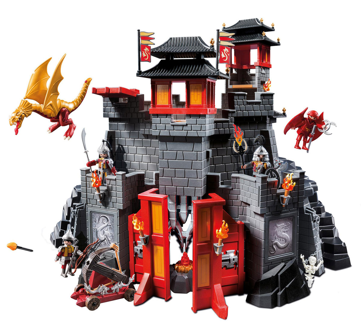 Playmobil Игровой набор Восточный замок с золотым Драконом5479pm Playmobil Игровой набор Восточный замок с золотым Драконом5479pmИгровой набор Playmobil Восточный замок с золотым Драконом понравится вашему малышу и позволит ему окунуться в удивительный мир приключений. В комплект входят: 3 фигурки воинов, фигурка летающего воина, фигурка скелета, фигурка дракона, замок, а также множество разнообразных аксессуаров и элементов декора, которые сделают игру еще интереснее. Элементы набора выполнены из прочного пластика ярких цветов. Руки и головы фигурок подвижны, а благодаря специальной форме ручек, они могут держать различные небольшие предметы, входящие в набор. Замок оснащен хитроумными ловушками, но функциональная катапульта со снарядами поможет воинам проникнуть внутрь и завладеть сокровищами. Ворота дворца открываются. Кристалл в куче сокровищ оснащен светодиодом и ярко светится, стоит только нажать кнопку. Игры с таким набором позволят ребенку весело провести время, а также помогут развить мелкую моторику пальчиков, внимательность и воображение. Порадуйте своего малыша такой чудесной...