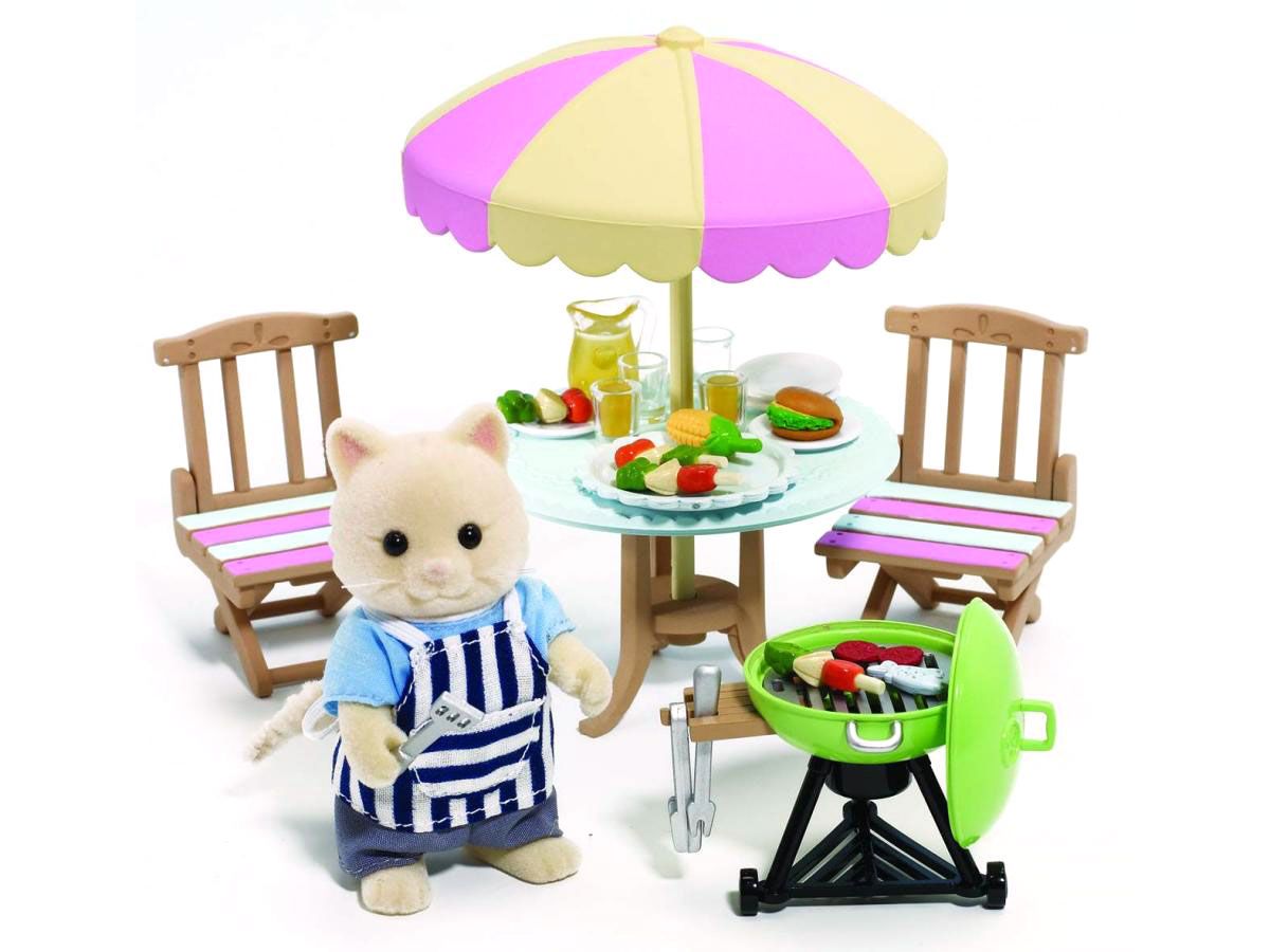 Sylvanian Families Игровой набор Барбекю2239 Sylvanian Families Игровой набор Барбекю2239Игровой набор Барбекю привлечет внимание вашего ребенка и станет отличным подарком для поклонников жителей чудесной страны Sylvanian Families. Набор состоит из фигурки кота-папы, стола с зонтиком, двух стульев, барбекю, набора посуды и муляжей продуктов Ваш ребенок с удовольствием будет играть с этим набором, и придумывать различные истории. Компания была основана в 1985 году, в Японии. Sylvanian Families очень популярен в Европе и Азии, и, за долгие годы существования, компания смогла добиться больших успехов. 3 года подряд в Англии бренд Sylvanian Families был признан Игрушкой Года. Сегодня у героев Sylvanian Families есть собственное шоу, полнометражный мультфильм и сеть ресторанов, работающая по всей Японии. Sylvanian Families - это целый мир маленьких жителей, объединенных общей легендой. Жители страны Sylvanian Families - это кролики, белки, медведи, лисы и многие другие. У каждого из них есть дом, в котором есть все необходимое для ...