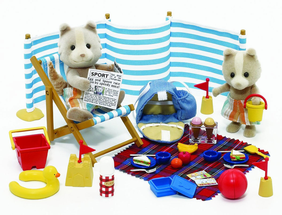 Sylvanian Families Набор фигурок День на море2238 Sylvanian Families Набор фигурок День на море2238Игровой набор День на море привлечет внимание вашего ребенка и он сможет придумывать для жителей чудесной страны Sylvanian Families свои истории. В комплект входят фигурки папы-волка и сыночка-волчонка, стульчик, ширма, плед, игрушки для песочницы, журнал, посуда и муляжи продуктов. Компания была основана в 1985 году, в Японии. Sylvanian Families очень популярен в Европе и Азии, и, за долгие годы существования, компания смогла добиться больших успехов. 3 года подряд в Англии бренд Sylvanian Families был признан Игрушкой Года. Сегодня у героев Sylvanian Families есть собственное шоу, полнометражный мультфильм и сеть ресторанов, работающая по всей Японии. Sylvanian Families - это целый мир маленьких жителей, объединенных общей легендой. Жители страны Sylvanian Families - это кролики, белки, медведи, лисы и многие другие. У каждого из них есть дом, в котором есть все необходимое для счастливой жизни. В городе, где живут герои, есть школа, больница,...