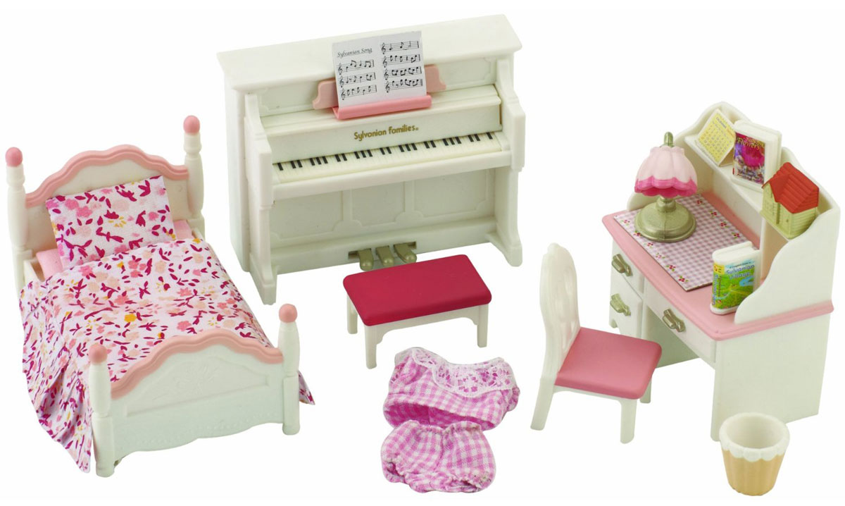 Sylvanian Families Игровой набор Детская комната2953 Sylvanian Families Игровой набор Детская комната2953Игровой набор Детская комната бело-розового цвета привлечет внимание вашего ребенка и станет отличным подарком для поклонников жителей чудесной страны Sylvanian Families. В комплект входит кровать с постельными принадлежностями, пижама, пианино, пуф, письменный стол, стул, корзина, настольная лампа и аксессуары. Фигурки в комплект не входят! Компания была основана в 1985 году, в Японии. Sylvanian Families очень популярен в Европе и Азии, и, за долгие годы существования, компания смогла добиться больших успехов. 3 года подряд в Англии бренд Sylvanian Families был признан Игрушкой Года. Сегодня у героев Sylvanian Families есть собственное шоу, полнометражный мультфильм и сеть ресторанов, работающая по всей Японии. Sylvanian Families - это целый мир маленьких жителей, объединенных общей легендой. Жители страны Sylvanian Families - это кролики, белки, медведи, лисы и многие другие. У каждого из них есть дом, в котором есть все необходимое для ...