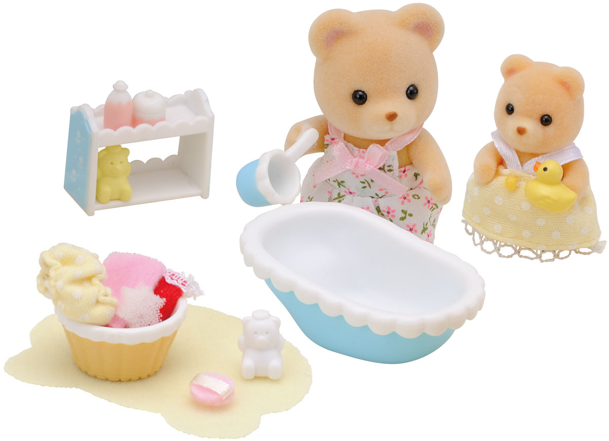 Sylvanian Families Набор фигурок Мама купает малыша2228 Sylvanian Families Набор фигурок Мама купает малыша2228Игровой набор Sylvanian Families Мама купает малыша привлечет внимание вашей малышки и не позволит ей скучать. Набор включает в себя две фигурки - мамы и малыша, а также аксессуары для купания. Фигурки выполнены из пластика и покрыты мягким приятным на ощупь флоком. Ваша малышка будет часами играть с набором, придумывая различные истории. Sylvanian Families - это целый мир маленьких жителей, объединенных общей легендой. Жители страны Sylvanian Families - это кролики, белки, медведи, лисы и многие другие. У каждого из них есть дом, в котором есть все необходимое для счастливой жизни. В городе, где живут герои, есть школа, больница, рынок, пекарня, детский сад и множество других полезных объектов. Жители этой страны живут семьями, в каждой из которой есть дети. В домах Sylvanian Families царит уют и гармония. Домашние животные радуют хозяев. Здесь продумана каждая мелочь, от одежды до мебели и аксессуаров.