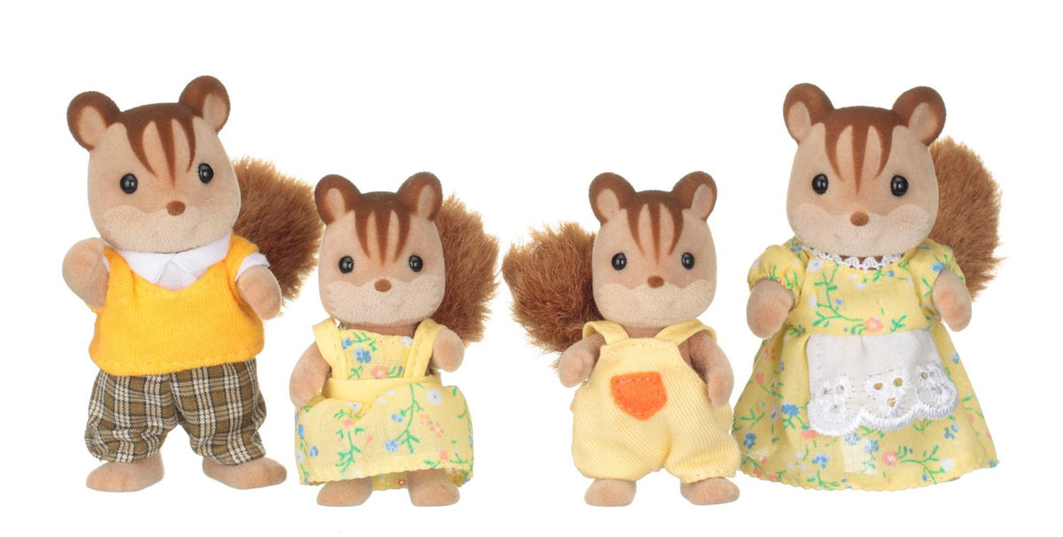 Sylvanian Families Набор фигурок Семья Белок3136 Sylvanian Families Набор фигурок Семья Белок3136Игровой набор Семья Белок состоит из четырех фигурок веселых белочек: мамы, папы, дочки и сына. Такая семья непременно понравится вашему малышу, и он сможет придумывать для них свои истории. Компания была основана в 1985 году, в Японии. Sylvanian Families очень популярен в Европе и Азии, и, за долгие годы существования, компания смогла добиться больших успехов. 3 года подряд в Англии бренд Sylvanian Families был признан Игрушкой Года. Сегодня у героев Sylvanian Families есть собственное шоу, полнометражный мультфильм и сеть ресторанов, работающая по всей Японии. Sylvanian Families - это целый мир маленьких жителей, объединенных общей легендой. Жители страны Sylvanian Families - это кролики, белки, медведи, лисы и многие другие. У каждого из них есть дом, в котором есть все необходимое для счастливой жизни. В городе, где живут герои, есть школа, больница, рынок, пекарня, детский сад и множество других полезных объектов. Жители этой страны живут...