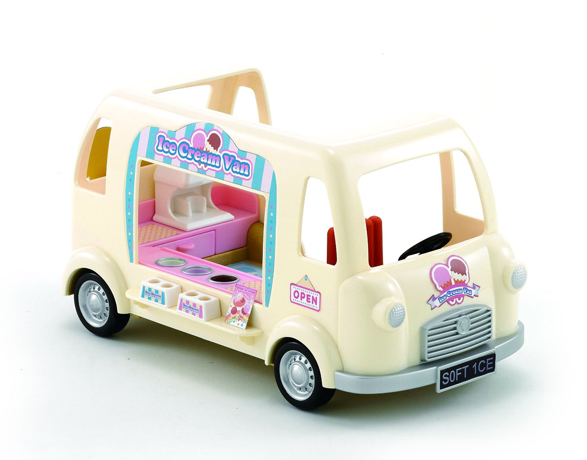 Sylvanian Families Игровой набор Фургон с мороженым2808 Sylvanian Families Игровой набор Фургон с мороженым2808Игровой набор Фургон с мороженым привлечет внимание вашего ребенка и станет отличным подарком для поклонников жителей чудесной страны Sylvanian Families. С помощью элементов набора ваш ребенок сможет создать для своих любимых героев Sylvanian Families передвижной фургон, в котором малыши смогут приобрести свое любимое мороженое. Набор включает фургон, муляжи для изготовления мороженого, столовые приборы и другие дополнительные элементы. Совмещается с набором Тележка с попкорном. Sylvanian Families - это целый мир маленьких жителей, объединенных общей легендой. Жители страны Sylvanian Families - это кролики, белки, медведи, лисы и многие другие. У каждого из них есть дом, в котором есть все необходимое для счастливой жизни. В городе, где живут герои, есть школа, больница, рынок, пекарня, детский сад и множество других полезных объектов. Жители этой страны живут семьями, в каждой из которой есть дети. В домах Sylvanian Families царит уют и...