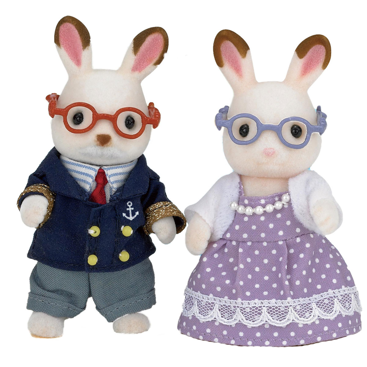 Sylvanian Families Набор фигурок Бабушка и дедушка Морские путешественники5190 Sylvanian Families Набор фигурок Бабушка и дедушка Морские путешественники5190Набор фигурок Sylvanian Families включает две очаровательные фигурки бабушки и дедушки, две пары очков для них и украшение-бусы для бабушки. Зверьки одеты в уютную одежду, проработанную до мельчайших деталей. Платье в горошек, крупные бусы создают милый образ у бабушки. Дедушка одет в синюю куртку с изображением якоря, возможно, в молодости он был моряком и повидал много стран! У него имеются усы, как у настоящего пожилого мужчины. Дедушка Рис и бабушка Патрисия любят путешествовать на своем круизном корабле. Дедушка управляет судном, он капитан. Любимое занятие бабушки Патрисии - подводное плавание и изучение морского мира. Все элементы выполнены с невероятной тщательностью из безопасных материалов. Компания Sylvanian Families была основана в 1985 году, в Японии. Sylvanian Families очень популярна в Европе и Азии и, за долгие годы существования, компания смогла добиться больших успехов. 3 года подряд в Англии бренд Sylvanian Families...