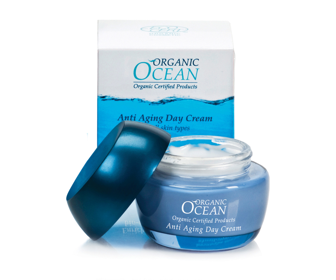 Organic Ocean Антивозрастной дневной крем для лица, 50мл20635 Organic Ocean Антивозрастной дневной крем для лица, 50мл20635Омолаживающий дневной крем для лица противостоит возрастным изменениям кожи. Крем обогащен уникальными океаническими водорослями АЛЯРИЯ и ПАЛЬВЕЦИЯ ЖЕЛОБЧАТАЯ. Водоросли полноценно питают, защищают кожу от вредного воздействия окружающей среды, стимулируют синтез коллагена и эластина. ГИАЛУРУНОВАЯ КИСЛОТА в составе крема способствует длительному увлажнению. Омега 3-6-9 в комплексе с витаминами Е, С, борется со свободными радикалами, кожа становится подтянутой, упругой, эластичной. Крем обогащен органическими растительными экстрактами: КАТРАНОМ ПРИМОРСКИМ, АЛОЭ ВЕРА и целебными маслами ШИ,ОЛИВЫ, ЖОЖОБА, а также СКВАЛЕНОМ, которые интенсивно питают и оживляют требовательную возрастную кожу.