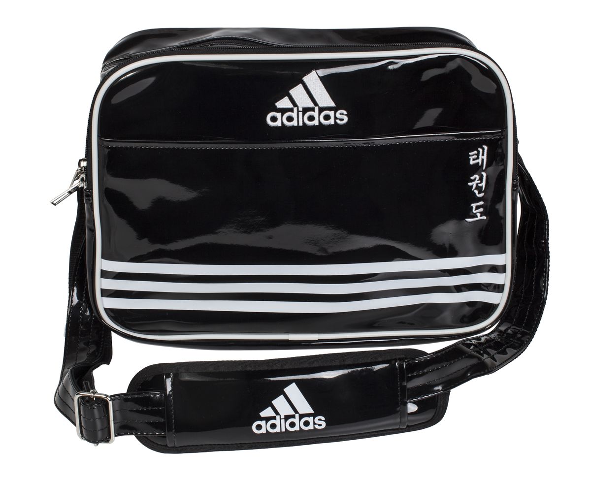 Сумка спортивная Adidas Sports Carry Bag Taekwondo, цвет: черный, белый. Размер SadiACC110CS2S-T Сумка спортивная Adidas Sports Carry Bag Taekwondo, цвет: черный, белый. Размер SadiACC110CS2S-TСпортивная сумка Adidas Sports Carry Bag Taekwondo изготовлена из искусственной кожи. На передней стороне сумки вышиты иероглифы Taekwondo. Она предназначена для переноски и хранения спортивного инвентаря и других нужных для занятия спортом предметов. Сумка состоит из 1 большого отделения и 2 внешних карманов. Имеет удобный плечевой ремень.
