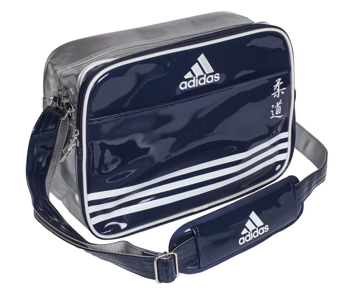 Сумка спортивная Adidas Sports Carry Bag Judo, цвет: синий, серебристый, белый. Размер SadiACC110CS2S-J Сумка спортивная Adidas Sports Carry Bag Judo, цвет: синий, серебристый, белый. Размер SadiACC110CS2S-JСпортивная сумка Adidas Sports Carry Bag Judo изготовлена из искусственной кожи. На передней стороне сумки вышиты иероглифы Judo. Она предназначена для переноски и хранения спортивного инвентаря и других нужных для занятия спортом предметов. Сумка состоит из 1 большого отделения и 2 внешних карманов. Имеет удобный плечевой ремень.