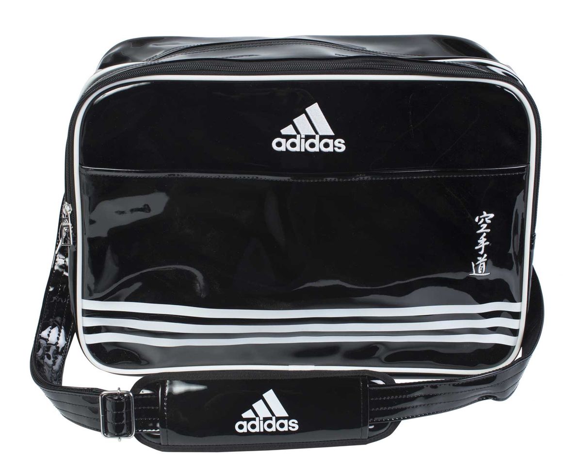 Сумка спортивная Adidas Sports Carry Bag Karate, цвет: черный, белый. Размер LadiACC110CS2L-K Сумка спортивная Adidas Sports Carry Bag Karate, цвет: черный, белый. Размер LadiACC110CS2L-KСпортивная сумка Adidas Sports Carry Bag Karate изготовлена из искусственной кожи. На передней стороне сумки вышиты иероглифы Karate. Она предназначена для переноски и хранения спортивного инвентаря и других нужных для занятия спортом предметов. Сумка состоит из 1 большого отделения и 2 внешних карманов. Имеет удобный плечевой ремень.