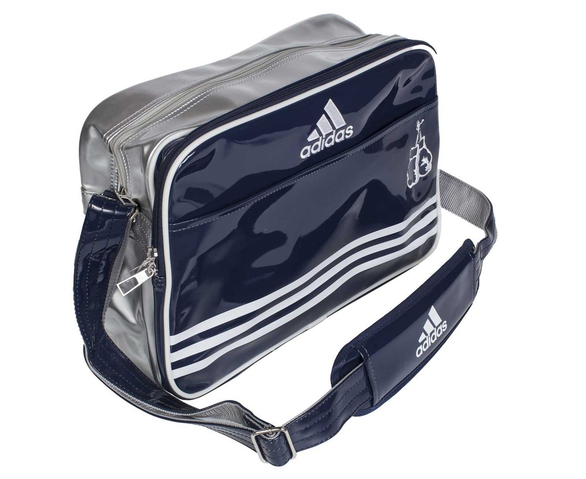 Сумка спортивная Adidas Sports Carry Bag Boxing, цвет: синий, серебристый, белый. Размер SadiACC110CS2S-B Сумка спортивная Adidas Sports Carry Bag Boxing, цвет: синий, серебристый, белый. Размер SadiACC110CS2S-BСпортивная сумка Adidas Sports Carry Bag Boxing изготовлена из искусственной кожи. Лицевая сторона сумки оформлена принтом в виде боксерских перчаток. Она предназначена для переноски и хранения спортивного инвентаря и других нужных для занятия спортом предметов. Сумка состоит из 1 большого отделения и 2 внешних карманов. Имеет удобный плечевой ремень.