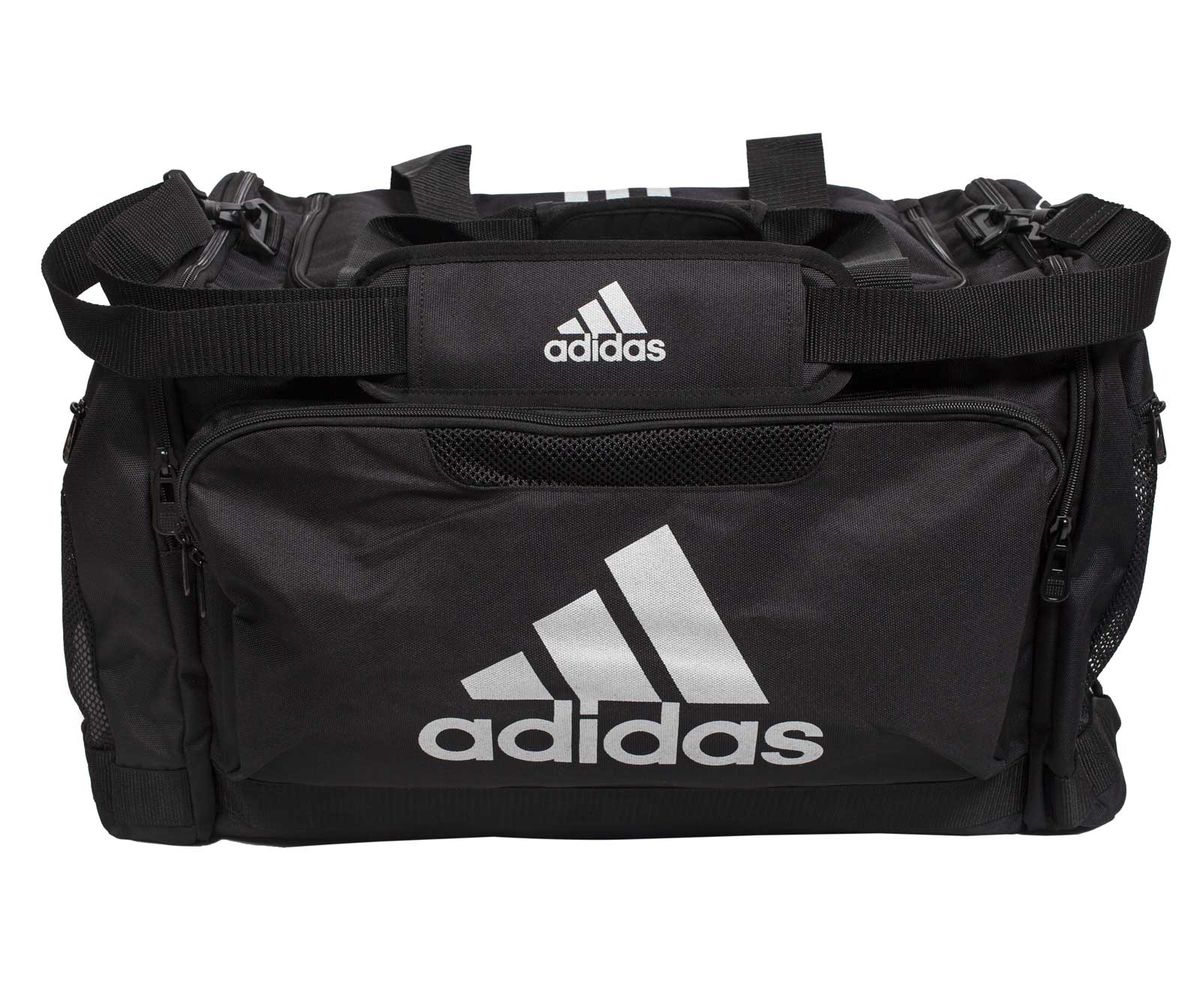 Сумка спортивная Adidas Nylon Team Bag Boxing, цвет: черный. Размер МadiACC104LUX-B Сумка спортивная Adidas Nylon Team Bag Boxing, цвет: черный. Размер МadiACC104LUX-BСпортивная сумка Adidas Nylon Team Bag Boxing изготовлена из полиэстера. Лицевая сторона сумки оформлена оригинальным принтом. Она предназначена для переноски и хранения спортивного инвентаря и других нужных для занятия спортом предметов. Сумка состоит из 1 большого отделения и 3 внешних карманов. Имеет удобный плечевой ремень.
