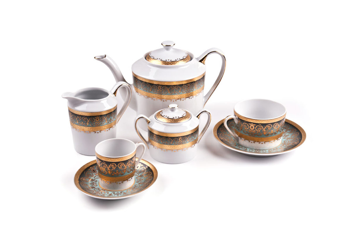 Сервиз чайный Tunise Porcelaine, 15пр, цвет: бело-зеленый с золотом539509 1643 Сервиз чайный Tunise Porcelaine, 15пр, цвет: бело-зеленый с золотом539509 1643Чайник 1,2л, сахарница 250мл, молочник 300мл, чайная пара 220 мл *6 штук . Фарфор фабрики Tunisie Porcelaine, производится в Тунисе из знаменитой своим качеством и белизной глины, добываемой во французской провинции Лимож.Преимущества этого фарфора заключаются в устойчивости к сколам и трещинам, что возможно благодаря двойному термическому обжигу. Европейский дизайн, декор и формы обеспечиваются за счет тесного сотрудничества фабрики с ведущими мировыми дизайн-бюро такими как: Nelly Reynal, Yves De la Rosiere, Sarah Anderson, Heracles.