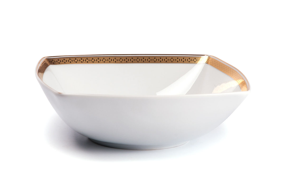 Салатник La Rose Des Sables Kyoto, 13 х 13 см714813 1555 Салатник La Rose Des Sables Kyoto, 13 х 13 см714813 1555Квадратный салатник La Rose Des Sables Kyoto - прекрасное дополнение праздничного стола. Изделие выполнено из высококачественного фарфора и украшено золотистой эмалью с изысканным орнаментом. Фарфор марки La Rose Des Sables изготавливается из уникальной белой глины, которая добывается во Франции, в знаменитой провинции Лимож. Особые свойства этой глины, открытые еще в 18 веке, позволяют создать удивительно тонкую, легкую и при этом прочную посуду. Лиможский фарфор известен по всему миру. Это символ утонченности, аристократизма и знак высокого вкуса. Продукция импортируется в европейские страны и производится под брендом La Rose des Sables, что в переводе означает Роза песков. Преимущества этого фарфора заключаются в устойчивости к сколам и трещинам, что возможно благодаря двойному термическому обжигу. Посуда имеет маркировку Pate de Limoges, подтверждающую, что сырье для ее изготовления добыто именно в провинции Лимож, а качество соответствует европейским...