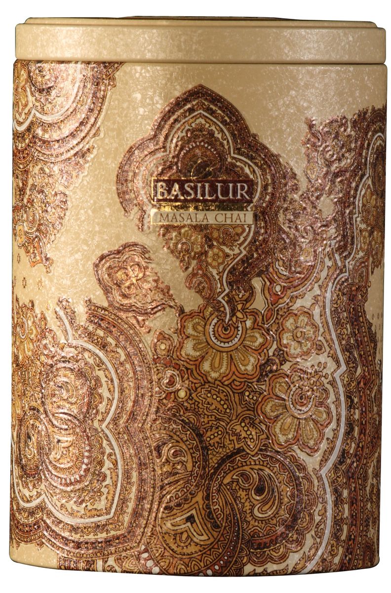 Basilur Masala Chai черный листовой чай, 100 г (жестяная банка)70265-00 Basilur Masala Chai черный листовой чай, 100 г (жестяная банка)70265-00Чёрный цейлонский байховый листовой чай Basilur Masala Chai с пряностями: кардамоном, гвоздикой, корицей, имбирем, мускатным орехом и перцем внесет приятную пряность в ваши будни! Традиционный индийский рецепт пряного черного чая познакомит вас с таинственным миром древнего Востока. Яркая упаковка с восточными узорами непременно украсит любое чаепитие, или же послужит прекрасным подарком к празднику. Рекомендуется пить с молоком.
