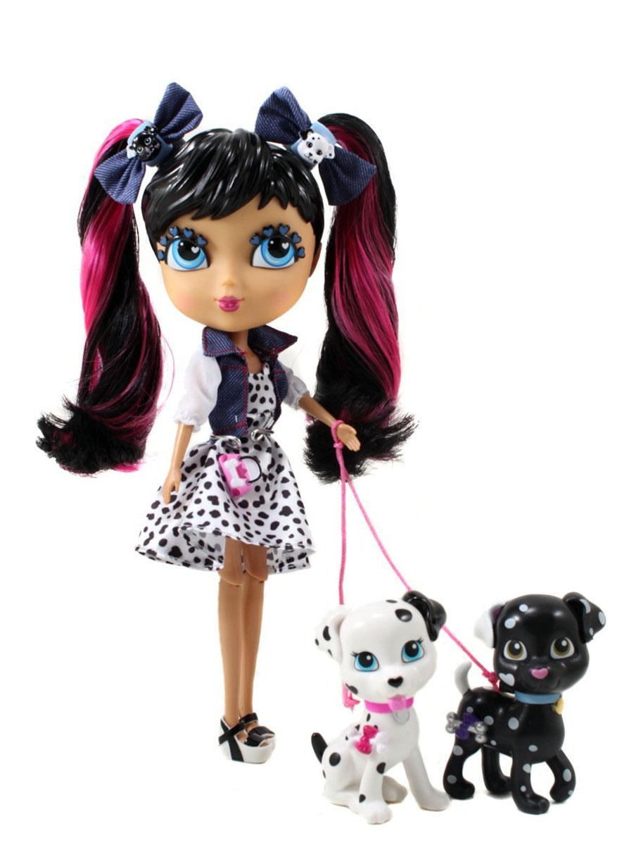Cutie Pops Игровой набор с куклой Лондон-Париж. Делия96701 Cutie Pops Игровой набор с куклой Лондон-Париж. Делия96701Игровой набор Cutie Pops Лондон-Париж. Делия станет замечательным подарком для вашей малышки. Куколка выглядит очень стильно - у нее большие красивые глаза, и красивая прическа, которую можно менять. Одета куколка в короткое модное платье, а сверху - легкий пиджачок, прическа дополнена бантиками с украшениями в виде мордочек собачек, а на ногах - модные туфельки на платформе. В комплект с куколкой входят аксессуары для создания модных образов: четыре съемных хвостика, две пары глаз (с открытыми веками и закрытыми), а также десять украшений-кнопочек и два любимых питомца - далматинца, с которыми она обожает гулять. Все аксессуары пристегиваются с помощью кнопок, которые очень легко прикреплять и снимать. Ваша малышка с удовольствием будет играть с яркой необычной куколкой, придумывать разнообразные образы и различные истории.