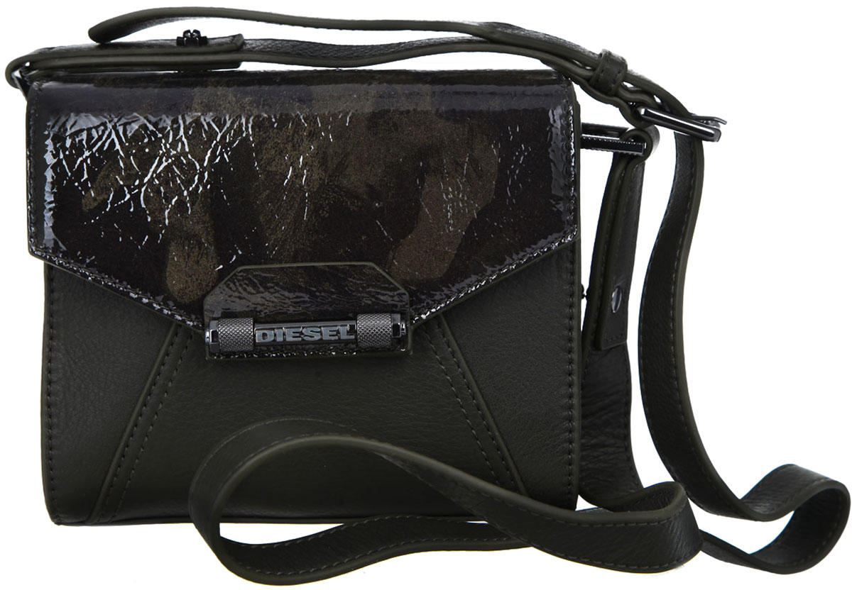 Сумка женская Diesel, цвет: хаки. X03397-P0723X03397-P0723/H2110 Сумка женская Diesel, цвет: хаки. X03397-P0723X03397-P0723/H2110Стильная женская сумка Diesel выполнена из натуральной кожи. Изделие содержит одно основное отделение, которое закрывается клапаном на магнитную кнопку. Клапан украшен металлическим элементом с названием бренда производителя. Внутри имеется два накладных кармашка для мобильного телефона и мелочей. Модель оснащена регулируемым по длине плечевым ремнем. К сумке прилагается чехол для хранения. Оригинальная сумка станет незаменимой спутницей в маленьком путешествии, поможет вам подчеркнуть свою индивидуальность и сделает ваш образ изысканным и завершенным.
