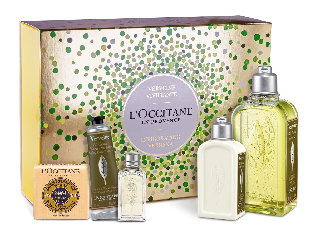 LOccitane Подарочный набор Искрящаяся Вербена: Гель для ванн и душа Вербена 250 мл, Молочко для тела увлажняющее Вербена 75 мл, Гель-крем для рук Вербена 30 мл, Туалетная вода Вербена 10 мл, Мыло туалетное Вербена 50 г376034 LOccitane Подарочный набор Искрящаяся Вербена: Гель для ванн и душа Вербена 250 мл, Молочко для тела увлажняющее Вербена 75 мл, Гель-крем для рук Вербена 30 мл, Туалетная вода Вербена 10 мл, Мыло туалетное Вербена 50 г376034НОВАЯ ФОРМУЛА Новый крем-гель с охлаждающим эффектом для невероятно глубокого увлажнения кожи рук. Обогащен эфирными маслами лимона и чабреца, которые известны своим очищающим действием. Экстракт Вербены из Прованса придаст свежесть вашим ручкам! Благодаря универсальному цитрусовому аромату, молочко подходит как женщинам, так и мужчинам. Легкий лосьон быстро впитывается и мгновенно устраняет сухость кожи. Органический экстракт вербены успокаивает, масло виноградных косточек питает кожу. Гель с ярким освежающим ароматом нравится и мужчинам, и женщинам. Цитрусовый аромат вербены от LOccitane заключён в пластиковый небьющийся флакон. В состав геля входят эфирные масла вербены, апельсина, герани и лимона, которые смягчают и питают даже самую чувствительную кожу, а также наполняют ванную комнату дивным бодрящим ароматом.