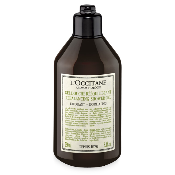 LOccitane Отшелушивающий гель для душа Аромакология 250 мл358788 LOccitane Отшелушивающий гель для душа Аромакология 250 мл358788Откройте для себя восстанавливающий ритуал по уходу за телом, который не только потрясающий расслабляющий эффект, но и поможет снять стресс и мышечное напряжение. Отшелушивающий гель для душа с пятью очищающими эфирными маслами заряжает энергией и восстанавливает баланс кожи. Формула с частичками лимонной цедры и оливок бережно удаляет загрязнения, смягчает кожу и насыщает ее кислородом
