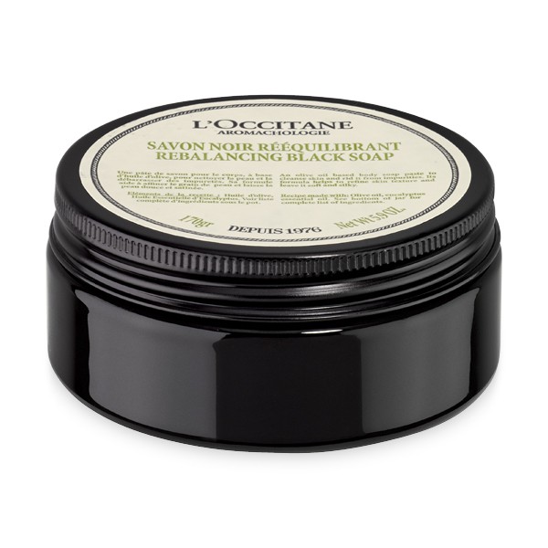 LOccitane Очищающее черное мыло для тела Аромакология 170 г358795 LOccitane Очищающее черное мыло для тела Аромакология 170 г358795Откройте для себя восстанавливающий ритуал по уходу за телом, который не только подарит потрясающий расслабляющий эффект, но и поможет снять стресс и мышечное напряжение. Черное пастообразное мыло очищает кожу, удаляя загрязнения. Выравнивает текстуру, питает кожу, делает ее мягкой и шелковистой.