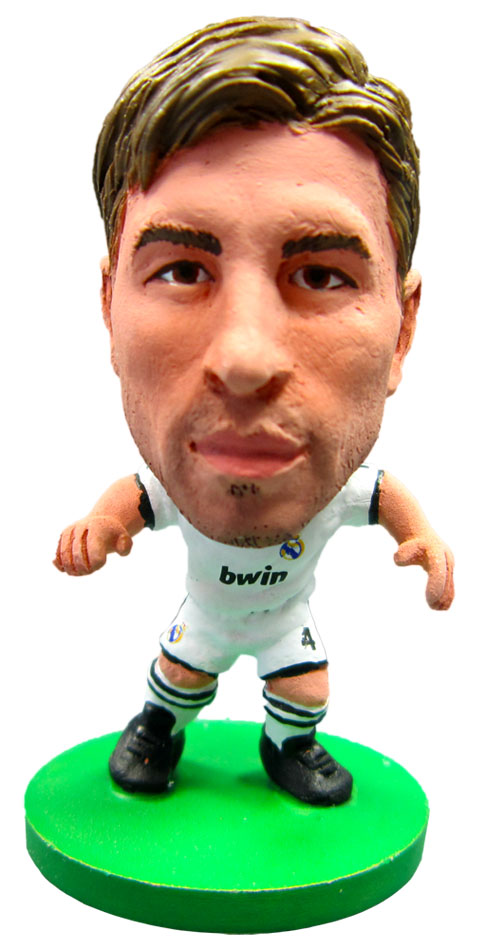 Soccerstarz Фигурка футболиста Real Madrid Sergio Ramos Home Kit /FiguresFig105 Soccerstarz Фигурка футболиста Real Madrid Sergio Ramos Home Kit /FiguresFig105Soccerstarz фигурка футболиста Sergio Ramos (Real Madrid, Home Kit) (75615) Высота фигурки 5см В комплекте карточка коллекционера Фигурка в блистерной упаковке Официальный Лицензионный продукт