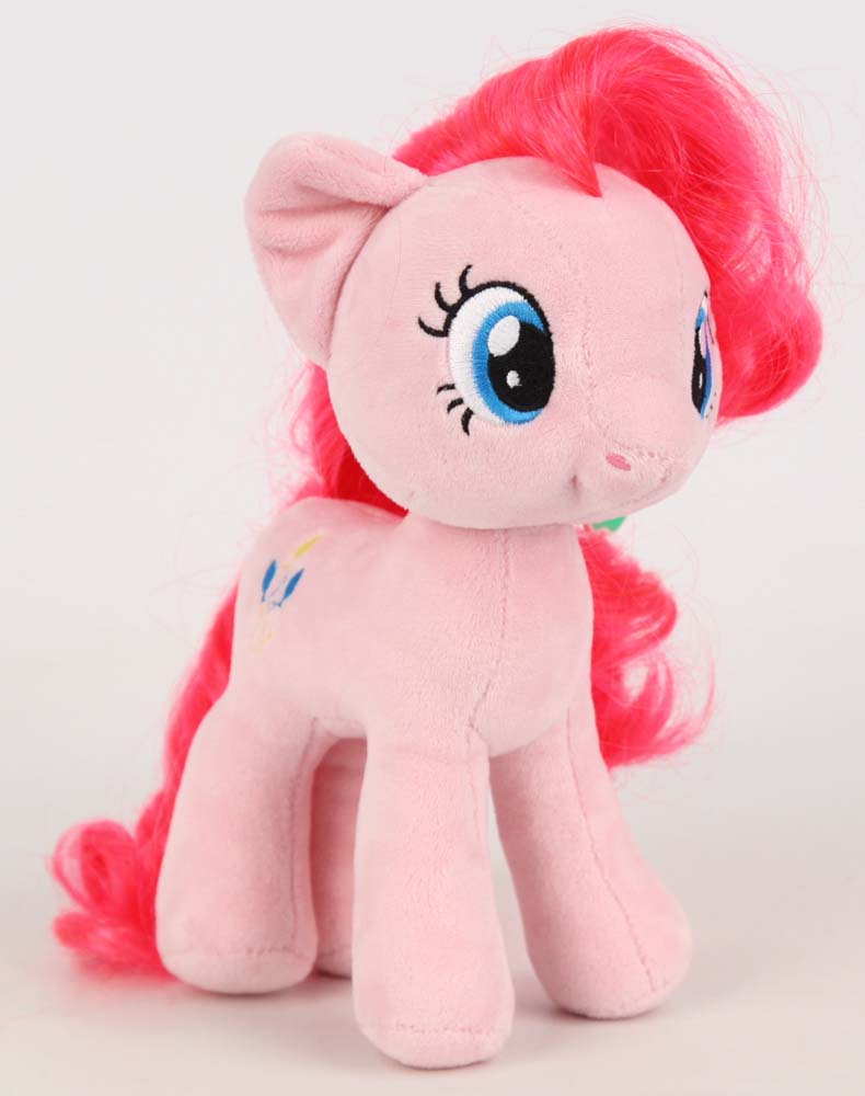 My Little pony Пони GT6659 Пинки Пай 22смGT6659 My Little pony Пони GT6659 Пинки Пай 22смGT6659My Little Pony (Мой маленький пони) — самая популярная игрушка для девочек, созданная по мотивам одноименного сериала. Пони Пинки Пай (Pinkie Pie) представлена в виде мягкой лошадки. Яркая и красивая пони, безусловно, заинтересует вашего ребенка и станет гарантией милой искренней улыбки, восторга и отличного настроения у вашего малыша. С ней можно придумать столько забавных игр или создать ей новый образ. Приятная на ощупь пони выполнена из мягкого велюра. Можно причесывать любимую пони и делать ей разные прически.