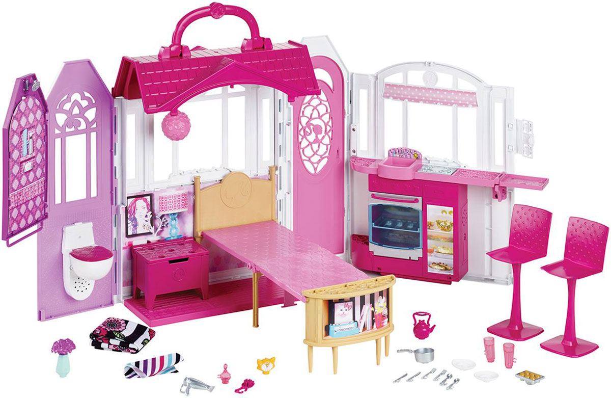 Barbie Дом для кукол Переносной домикCLD97 Barbie Дом для кукол Переносной домикCLD97Игровой набор Barbie Переносной домик - это идеальное место, где кукла Барби (продается отдельно) может отдохнуть, восстановить силы и проявить талант декоратора - потому что с Барби нет ничего невозможного! Кроме того, задвижка и удобная ручка позволяют девочкам брать этот прелестный игровой дом с собой даже на отдых! В доме есть большое пространство для увлекательных игр. Уютная кухня, очаровательная спальня и восхитительная ванная оформлены в современном стиле и в любимых цветах Барби! Заходи через открывающуюся парадную дверь, позвонив в дверной звонок, который издает настоящие звуки! Кукла Барби может приготовить еду на плите и поужинать у стойки на одном из двух высоких стульев - здесь также есть место для сестры или подруги! Активируй звук чайника на плите или открывай духовку, чтобы испечь сладкие булочки - лампочка в духовке загорается по-настоящему! Аксессуары - например, чайник, кастрюля и тарелки, - делают игру еще более увлекательной и интересной! Для...
