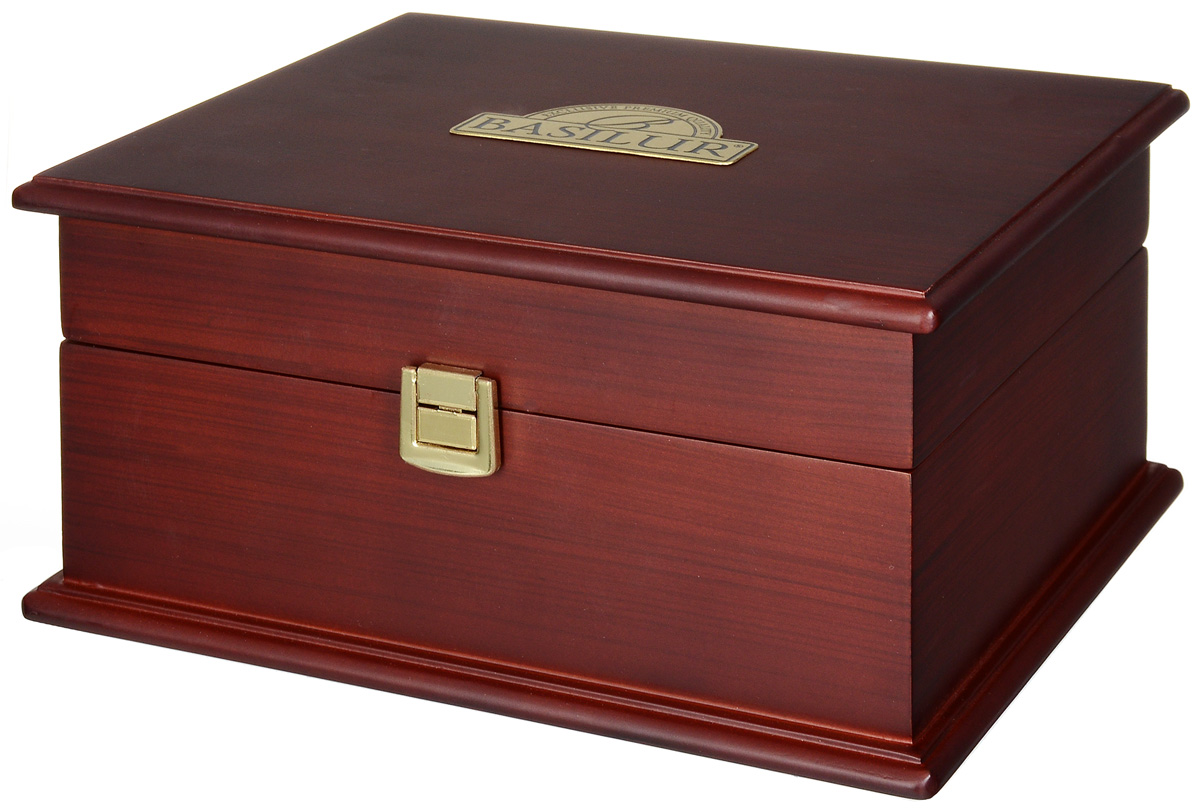 Basilur Wooden Presenter набор чая в пакетиках в шкатулке, 60 шт (6 видов)70915 Basilur Wooden Presenter набор чая в пакетиках в шкатулке, 60 шт (6 видов)70915Прекрасный набор чая Basilur в деревянной шкатулке ручной работы станет необыкновенным подарком для всех ценителей этого напитка. В набор входит: Frosty Afternoon - черный байховый мелколистовой чай с ароматами маракуйи и апельсина; Golden Crescent - черный байховый мелколистовой чай; Masala Chai - черный цейлонский байховый мелколистовой чай c пряностями - кардамоном, корицей, мускатным орехом и имбирем; Magic Nights - черный цейлонский байховый мелколистовой чай с ароматами клубники, абрикоса, ананаса и папайи; Moroccan Mint - зеленый цейлонский байховый мелколистовой чай с листьями и ароматом марокканской мяты; White Moon - зеленый китайский байховый мелколистовой чай с молочным ароматом.