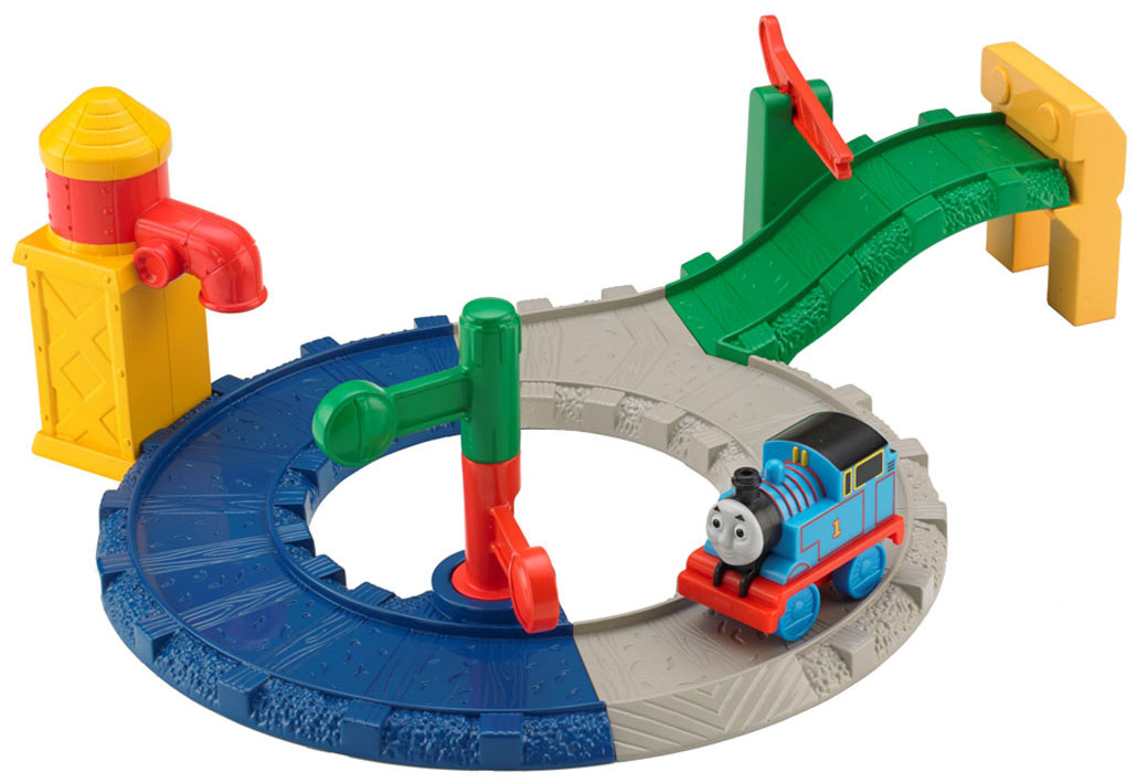 Thomas&Friends Игровой набор Первая доставка грузов ТомасаBCX80 Thomas&Friends Игровой набор Первая доставка грузов ТомасаBCX80Игровой набор Thomas&Friends Первая доставка грузов Томаса привлечет внимание вашего ребенка и не позволит ему скучать. Поместите паровозик на дорогу и поднимите шлагбаум, пропуская его. Томас скатится вниз по спуску прямо на кольцевой трек, затем проедет мимо водонапорной башни. Меняйте зеленый и красный знаки светофора, указывая Томасу, когда нужно остановиться, а когда можно двигаться дальше. В комплект входят элементы для сборки трека, водонапорная башня, паровозик, светофор. Ваш ребенок часами будет играть с набором, придумывая разные истории!