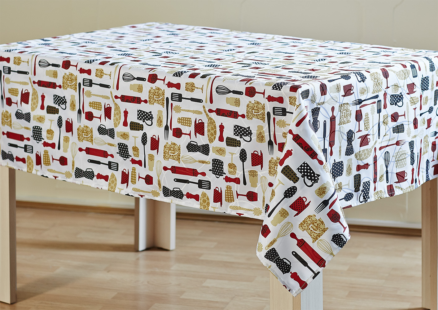 Скатерть Primavelle, прямоугольная, цвет: белый, черный, красный, 150 x 220 см6191522-m24 Скатерть Primavelle, прямоугольная, цвет: белый, черный, красный, 150 x 220 см6191522-m24Изделия из жаккарда уже давно стали известны всему миру не только своей прочностью и износостойкостью, но и элегантным, благородным внешним видом. Такой материал прослужит вам не один десяток лет. Изделия имеют тефлоновое покрытие, можно поставить на него даже раскаленную сковороду и изделие останется целым. Скатерть органично впишется в интерьер любого помещения, а оригинальный мотив удовлетворит даже самый изысканный вкус. В современном мире кухня - это не просто помещение для приготовления и приема пищи; это особое место, где собирается вся семья и царит душевная атмосфера. Кухня - душа вашего дома, поэтому важно создать в ней атмосферу уюта. Машинная стирка при 30 градусах.