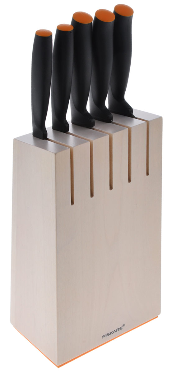 Набор ножей Fiskars Functional Form, на подставке, цвет: черный, оранжевый, слоновая кость, 6 предметов1014211 Набор ножей Fiskars Functional Form, на подставке, цвет: черный, оранжевый, слоновая кость, 6 предметов1014211Набор ножей Fiskars Functional Form состоит из из ножа для томатов, ножа для корнеплодов, ножа для хлеба, поварского ножа, азиатского поварского ножа и деревянной подставки с магнитным держателем для ножниц и других металлических предметов кухне. Дно подставки оснащено резиновой накладкой, что позволяет ей не скользить по рабочей поверхности. Лезвия выполнены из высококачественной нержавеющей стали. Рукояти ножей изготовлены из высококачественного пластика. Специальный дизайн подставки позволяет размещать набор в вертикальном положении, под низко висящими кухонными шкафами. Нож для томатов прекрасно подойдет для обработки и нарезки различных овощей. Нож для корнеплодов удобен для обработки картофеля и других, небольших по размеру овощей. Нож для хлеба имеет специальное зазубренное лезвие для более удобной нарезки хлеба. Поварской нож предназначен для шинковки овощей и нарезки мяса. Азиатский поварской нож с широким лезвием типа...