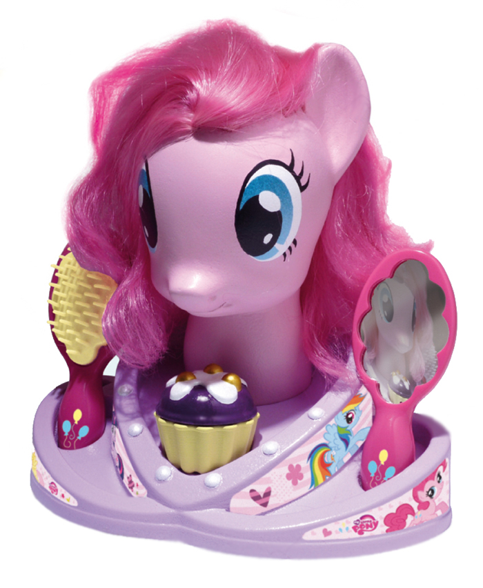 Klein Игровой набор My Little Pony5243 Klein Игровой набор My Little Pony5243Модель для причесок Мой Маленький Пони. - Голова пони с длинной розовой гривой и множество парикмахерских аксессуаров. Можно плести косички, делать хвостики, украшать локоны бусинами и создавать разные волшебные образы любимого сказочного персонажа. Увлекательная игра, улучшающая мелкую моторику, позволяющая юной барышне развивать фантазию, вкус, а так же учиться делать всевозможные прически, как Маленькому Пони, так и себе. В наборе: модель для причесок Маленький Пони (25 см), дисплей-подставка, расческа-щетка, безопасное зеркало, 8 заколок, 14 бусин для волос, два аксессуара для создания причесок, 2 съемные цветные косички, шкатулка для украшений в виде маффина.