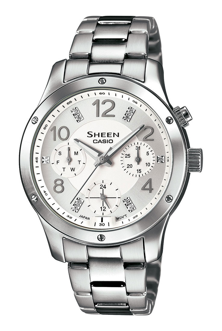 Часы женские наручные Casio, цвет: серебристый. SHE-3807D-7ASHE-3807D-7A Часы женские наручные Casio, цвет: серебристый. SHE-3807D-7ASHE-3807D-7AНаручные часы Casio произведены опытными специалистами из материалов самого высокого качества на базе новейших технологий. Часы прошли тщательную проверку и контроль качества. Часы оснащены японским кварцевым механизмом. Корпус выполнен из высококачественной нержавеющей стали. Циферблат оформлен накладными знаками в виде арабских цифр, защищен минеральным стеклом и декорирован кристаллами Swarovski. Циферблат подсвечивается ярким светодиодом. Подсветку можно включить нажатием кнопки на корпусе. Светонакопительное покрытие необрит на стрелках продолжает светиться в темноте даже после непродолжительного пребывания на свету. Часы имеют три стрелки: часовую, минутную и секундную. Браслет часов выполнен из высококачественной нержавеющей стали и оснащен застежкой-клипсой. Часы имеют дополнительные функции: индикатор даты, дня недели, 12/24-часовой формат времени. Часы укомплектованы паспортом с подробной инструкцией и упакованы в оригинальную ...