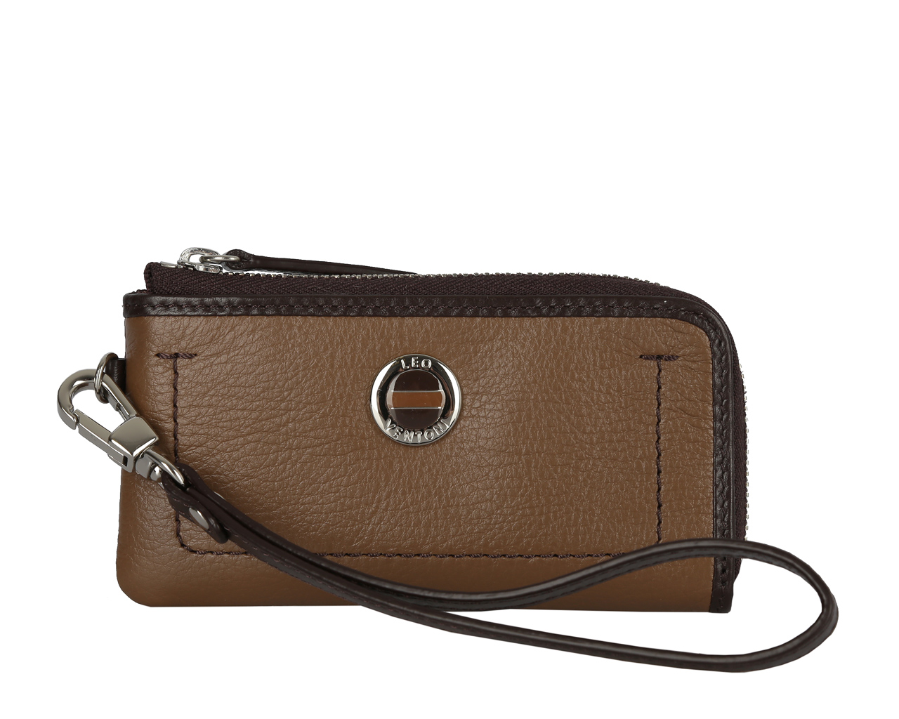 Ключница Leo Ventoni, цвет: коричневый. L330829L330829 khaki/marrone Ключница Leo Ventoni, цвет: коричневый. L330829L330829 khaki/marroneСтильная ключница Leo Ventoni выполнена из натуральной кожи, оформлена металлической фурнитурой с символикой бренда. Изделие застегивается на молнию, внутри расположена цепочка с кольцом для ключей, врезной карман на молнии. Снаружи, в тыльной стенке ключницы, размещен врезной карман на молнии. Изделие поставляется в фирменной упаковке. Оригинальная ключница Leo Ventoni станет отличным подарком для человека, ценящего качественные и практичные вещи.