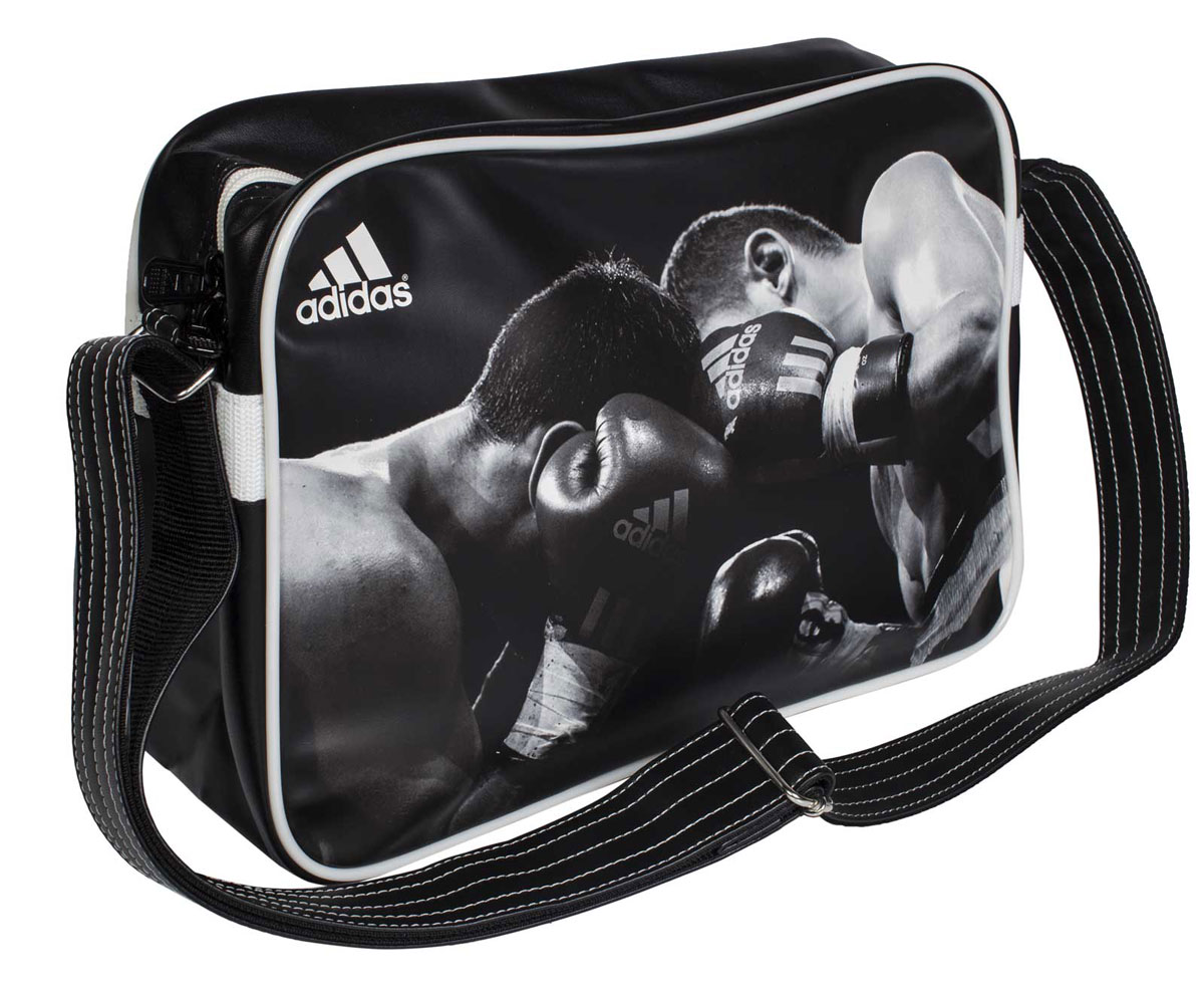 Сумка спортивная Adidas Sports Bag Boxing, цвет: черный, белый. Размер SadiACC111CS-B-S Сумка спортивная Adidas Sports Bag Boxing, цвет: черный, белый. Размер SadiACC111CS-B-SСпортивная сумка Adidas Sports Bag Boxing изготовлена из искусственной кожи. Лицевая сторона сумки оформлена оригинальным принтом. Она предназначена для переноски и хранения спортивного инвентаря и других нужных для занятия спортом предметов. Сумка состоит из 1 большого отделения. Имеет удобный плечевой ремень.