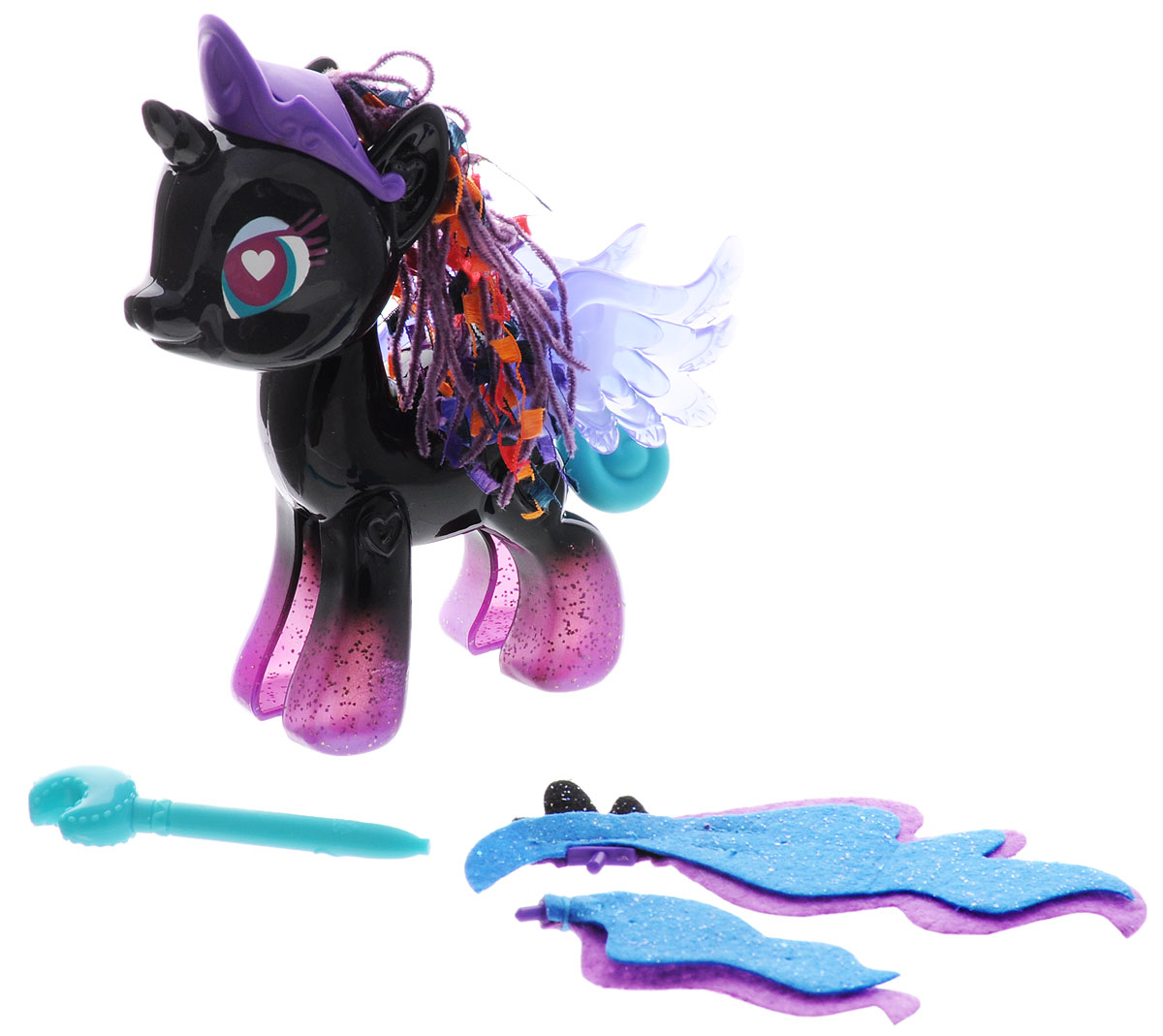 My Little Pony Игровой набор Princess LunaB3591EU4_B3012 My Little Pony Игровой набор Princess LunaB3591EU4_B3012Игровой набор My Little Pony Princess Luna откроет перед вашей малышкой невероятные возможности! Девочка сможет сама собрать свою любимую пони - или придумать уникальную, комбинируя элементы из разных наборов. В набор входят элементы фигурки пони Принцессы Луны - 2 детали туловища, 2 гривы, 2 хвостика, крылья и другие аксессуары, которыми малышка сможет украсить пони по своему вкусу. Все элементы набора выполнены из прочного безопасного пластика. Они легко соединяются друг с другом, и собрать пони не составит труда. Элементы набора совместимы с другими элементами из серии My Little Pony Pop Design-A-Pony, что позволит малышке создать собственную, уникальную пони. Игра с таким набором не только подарит девочке множество счастливых мгновений, но и поможет развить мелкую моторику рук и творческие способности.