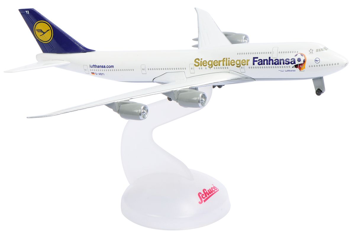 Schabak Самолет Lufthansa WM 14 B747-8403551642 Schabak Самолет Lufthansa WM 14 B747-8403551642Миниатюрная коллекционная модель самолета Schuco Lufthansa Boing 747-8 непременно понравится не только детям, но и взрослым авиалюбителям. Модель выполнена в масштабе 1:600 по отношению к реальному пассажирскому лайнеру. Она превосходно детализирована как в плане формы, так и в плане рисунка. Белую поверхность самолета покрывают синие и золотистые надписи, а также отлично прорисованные лого. Изделие изготовлено из первоклассных материалов: высокопрочного пластика и металла. Их сочетание позволило добиться предельной реалистичности копии. В комплекте с моделью идет специальная пластиковая подставка. Модель Schuco Lufthansa Boing 747-8 станет достойным украшением любой коллекции!