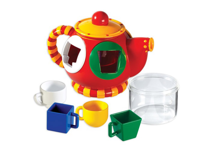 Tolo Classic Сортер Чайник89409 Tolo Classic Сортер Чайник89409Сортер Чайник Tolo toys может использоваться в качестве сортировщика форм или настоящего чайника! Сортер представляет собой красный чайник с крышкой и носиком, внутри которого есть емкость для жидкости. Ну и какое же чаепитие без кружек? 4 чашечки разной формы и цвета подойдут не только для ароматного чая, но и для увлекательной игры! В чайнике расположены отверстия разной геометрической формы. Окантовка отверстий того же цвета, что и чашки-формочки, это подсказка малышу, чтобы он быстрее справился. Суть игры заключается в том, чтобы вставить детали нужной формы в соответствующие отверстия. Сняв крышечку, внутрь чайника можно залить водички и разлить ее по чашечкам, раздав их веселой компании! Красочная игрушка в форме чайничка - это отличный повод позвать любимых друзей на чаепитие! Игра способствует развитию мелкой моторики, логики, понятия формы и цвета, воображения.
