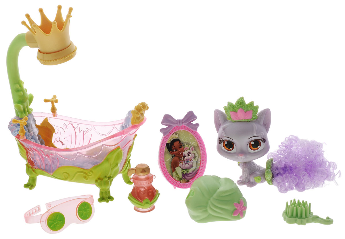 Disney Princess Игровой набор Кошечка Лили50024 Disney Princess Игровой набор Кошечка Лили50024Игровой набор Disney Princess Кошечка Лили обязательно привлечет внимание вашей малышки. В наборе представлена кошечка Лили - любимица принцессы Тианы. У котенка сиреневого цвета большие выразительные глаза, остренькие ушки и аккуратное тельце. Пушистый хвост игрушки имеет красивый завиток, который придает образу зверюшки невероятную привлекательность. Котенок Лили обожает принимать ванну. Поэтому в наборе вы найдете все, чтобы обустроить комнату для водных процедур. Прозрачная ванна с душем, лейка которого изготовлена в виде элегантной короны, различные флакончики, расческа для хвостика - все это поможет создать яркую комнату, где котенок сможет наслаждаться, купаясь в водичке. Пятнышки на тельце Лили уйдут сами собой, если вы поместите котенка в холодную водичку. Чистюля котенок будет радовать вас своим невероятно милым выражением мордочки и поможет придумать большое количество игровых сюжетов для вашей игры. Порадуйте свою малышку таким...
