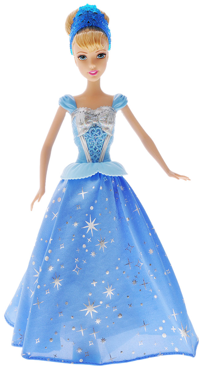 Disney Princess Кукла Принцесса Золушка с развевающейся юбкойCHG56 Disney Princess Кукла Принцесса Золушка с развевающейся юбкойCHG56Кукла Disney Princess Золушка с развевающейся юбкой - невероятно интересная и эффектная игрушка для всех поклонниц мультфильма! У Золушки по- настоящему развивается ее красивое голубое платье. На подошве у куклы расположены небольшие колесики: если катить ее по ровной поверхности, они приводят в действие механизм, который раскручивает ее юбку. От этого юбка кружится так, как если бы принцесса танцевала вальс на балу. Для этого надо просто взять куклу и покатить ее по ровной поверхности. Движение может осуществляться как вперед, так и назад. Выглядит это невероятно зрелищно и даже завораживающе. Густые золотые волосы куклы Золушки убраны в высокую прическу, как в мультике, а держит ее голубая диадема. Изделие выполнено из прочного и безопасного материала. Ваша малышка с удовольствием будет играть с этой куколкой, проигрывая сюжеты из мультфильма или придумывая различные истории.