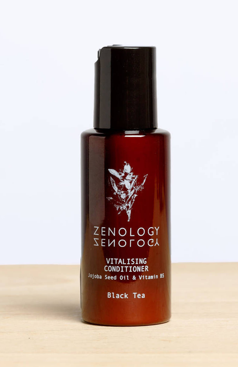Zenology Восстанавливающий Кондиционер для волос Черный Чай 40 мл40MLCONDI Zenology Восстанавливающий Кондиционер для волос Черный Чай 40 мл40MLCONDIДорожный кондиционер подходит для всех типов волос, делает их послушными и блестящими, нежно увлажняет и питает кожу головы. В состав входят: целебное масло жожоба и бодрящая перечная мята.