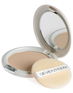 SEVENTEEN Компактная шелковая пудра для лица т.08 Natural Glow Silky Powder бежевый, 12 гр5121408E SEVENTEEN Компактная шелковая пудра для лица т.08 Natural Glow Silky Powder бежевый, 12 гр5121408EКомпактная пудра с зеркалом. Высокотехнологичная формула обеспечивает доступ к коже кислорода. Текстура – классическая: мягкая, шелковистая (особенно привлекает покупателей). Протеины шелка в составе, они защищают кожу от потери влаги, повышают ее упругость и эластичность. Результат – свежий ухоженный вид. Цветовая палитра представлена оттенками, специально разработанными, чтобы соответствовать естественному тону кожи и придающими коже здоровый вид. Защита от солнечных лучей SPF15.