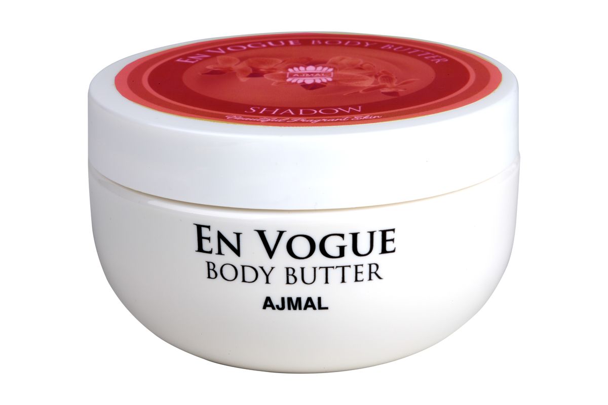 Ajmal En Vogue Shadow Amor body butter масло для тела, 200 мл7912 Ajmal En Vogue Shadow Amor body butter масло для тела, 200 мл7912Роскошная новинка от Парфюмерного дома AJMAL - масло для тела En Vogue Shadow Amor - идеальное дополнение к парфюмерному бестселлеру! Чувственный, яркий и насыщенный аромат масла для тела Shadow Amor оставит на коже теплый, бархатистый оттенок: вкрапления сладкого апельсина и фрезии прекрасно перекликаются с соблазнительными нотами сандала, ванили и мускуса, придавая композиции аппетитный и соблазнительный характер, при этом масло отлично питает, увлажняет и дарит коже особенную мягкость. Великолепная насыщенная и соблазнительная текстура En Vogue AURUM тает на коже, быстро впитывается, благодаря органическому экстракту малины, обеспечивая увлажняющий эффект в течение 24 часов. Позвольте своей коже насладиться обволакивающим ароматом жасмина, ванили и меда – En Vogue AURUM – роскошный подарок Вашей коже.