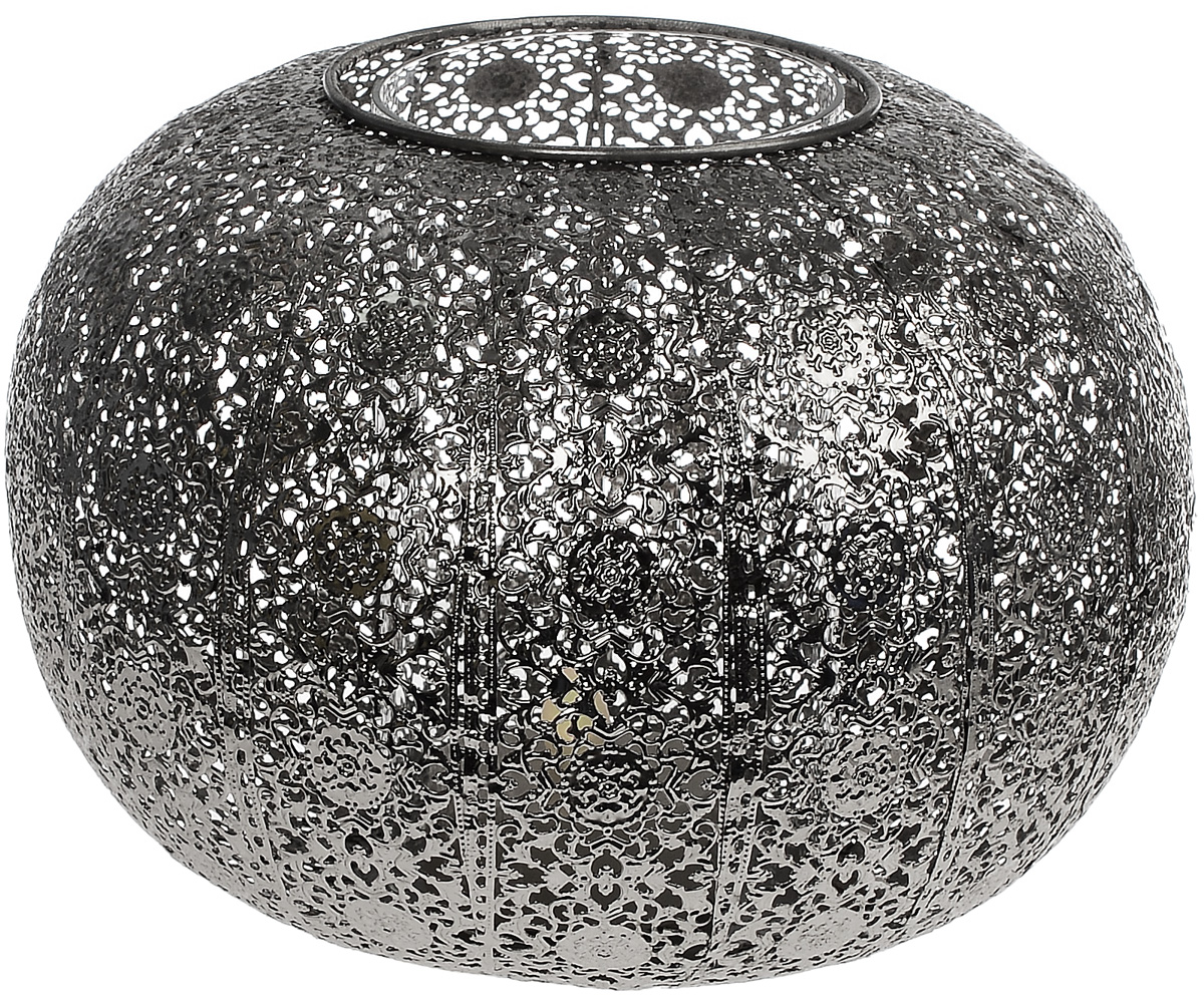 Подсвечник Premier Silver Effect, 18,5 х 13 смBA131228 Подсвечник Premier Silver Effect, 18,5 х 13 смBA131228Подсвечник Premier Silver Effect, изготовленный из металла, оформлен изящной перфорацией. Внутри располагается стеклянная съемная вставка цилиндрической формы. Оригинальный дизайн и красочное исполнение создадут романтическое настроение. С таким украшением вы сможете не просто внести в интерьер своего дома элемент необычности, но и создать атмосферу загадочности и изысканности. Диаметр по верхнему краю: 9,5 см. Размер подсвечника: 18,5 см х 18,5 см х 13 см. Размер вставки: 7,5 см х 7,5 см х 12 см.