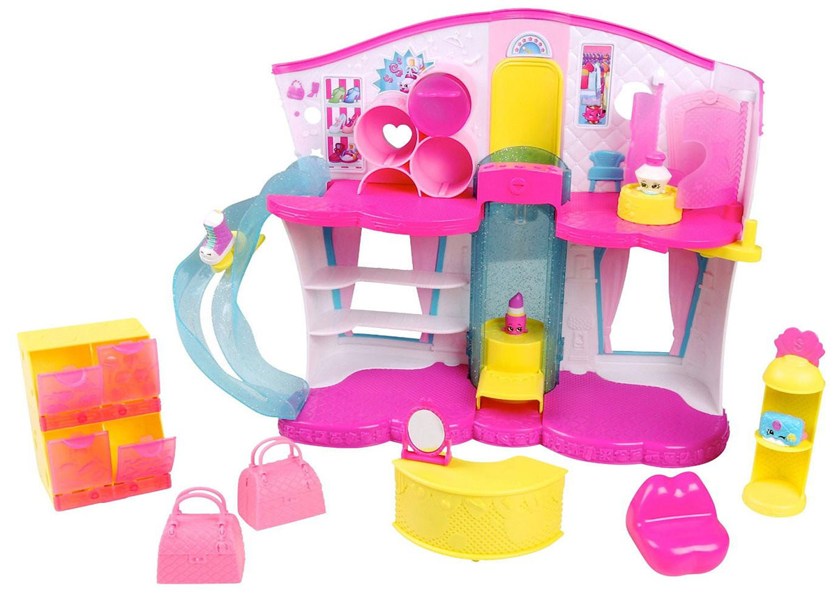 Shopkins Игровой набор Дом моды56036 Shopkins Игровой набор Дом моды56036Игровой набор Shopkins Дом моды принесет массу положительных эмоций любительницам Shopkins. В комплект входят 4 фигурки, 2 сумочки, зеркальце и игровые аксессуары. Яркие и веселые фигурки в виде обуви и элементов одежды не смогут остаться без внимания ребенка. Ожившие вещи смогут легко и просто разместиться на полочках, столах и другой мебели - ведь весь Дом Моды остается в их полном распоряжении. Каждая фигурка найдет в этом замечательном шкафу свою полочку. С таким игровым набором ваш ребенок сможет пофантазировать и придумать забавные истории о том, что происходит в магазинах ночью, когда все люди расходятся по домам, а вещи оживают!