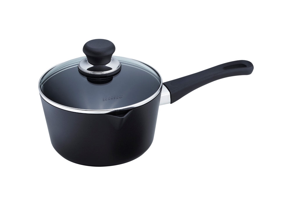 Ковш Scanpan Classic с крышкой, с антипригарным покрытием, 1 л10001200 Ковш Scanpan Classic с крышкой, с антипригарным покрытием, 1 л10001200Ковш Scanpan Classic изготовлен из литого алюминия с антипригарным покрытием. Он прекрасно подходит для приготовления здоровой и диетической пищи, без лишнего жира. Пища не пригорает и не липнет к стенкам, равномерно приготавливается, сохраняя все полезные микроэлементы. Покрытие долговечное и прочное, отличается стойкостью к появлению царапин. Ковш снабжен прозрачной стеклянной крышкой. Крышка позволяет следить за процессом приготовления блюд без потери тепла, сохраняет аромат и вкус блюд. Жаропрочная ручка выполнена из бакелита. Ковш имеет два сливных носика, для более удобного слива жидкости. Изделие подходит для всех типов плит, кроме индукционных. Можно мыть в посудомоечной машине. Диаметр ковша (по верхнему краю): 16 см.