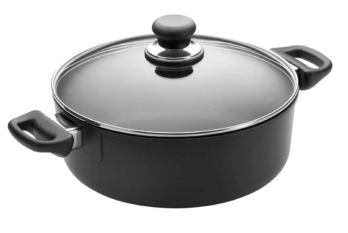 Сотейник Scanpan Classic с крышкой, с антипригарным покрытием, 3,5 л24201200 Сотейник Scanpan Classic с крышкой, с антипригарным покрытием, 3,5 л24201200Сотейник Scanpan Classic изготовлен из высококачественного литого алюминия. Внутреннее высокопрочное антипригарное титано- керамическое покрытие обеспечивает непревзойденную стойкость к царапинам. Специальное утолщенное дно позволяет быстро и равномерно нагреваться. Изделие оснащено крышкой из жаропрочного стекла. Благодаря ручкам из термостойкого бакелита, закреплены с помощью запатентованной системы без использования заклепок, пружин. Материал выдерживает температуру до 260°С. Подходит для всех типов плит, кроме индукционных. Можно мыть в посудомоечной машине.