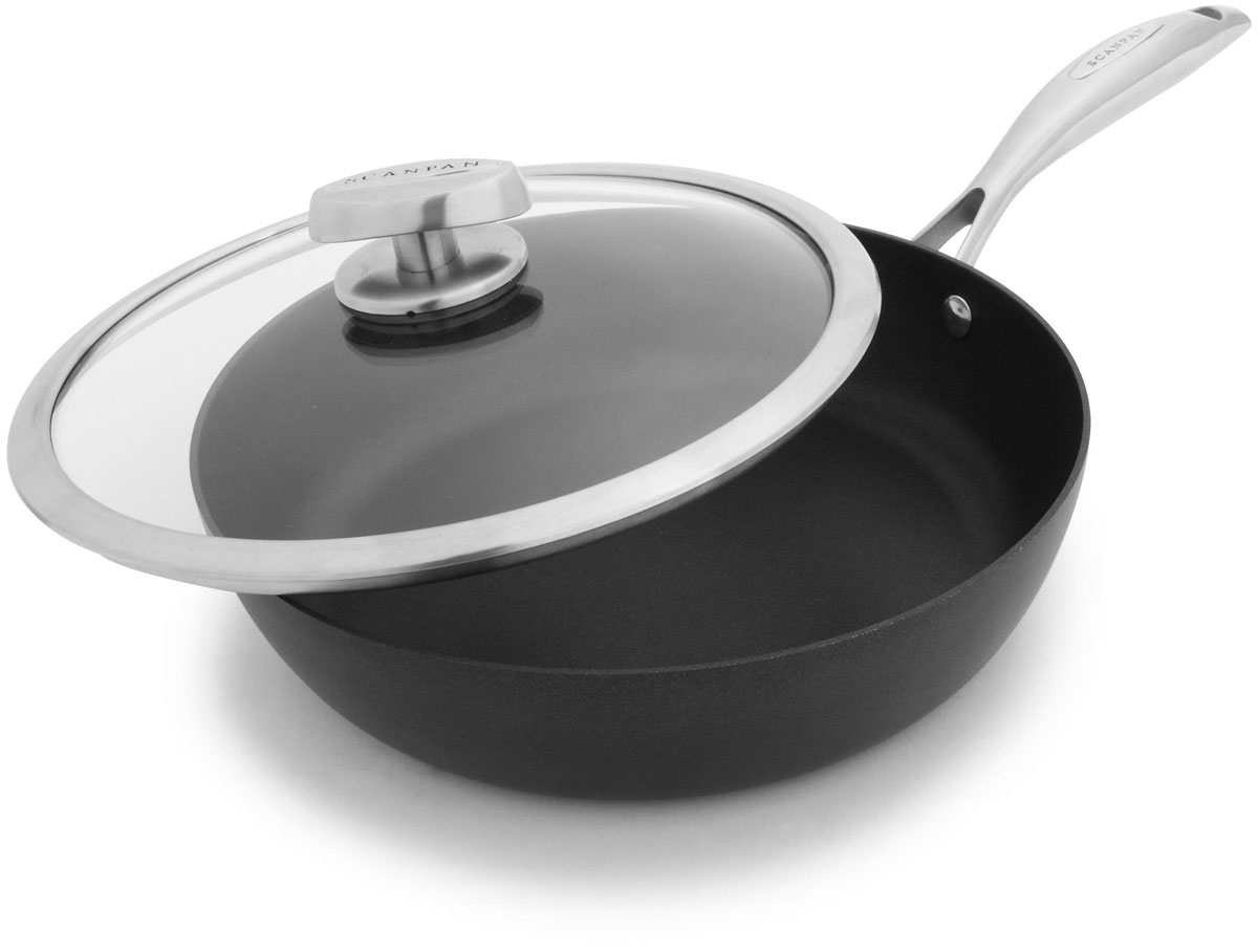 Сотейник Scanpan Pro IQ с крышкой, с антипригарным покрытием. Диаметр 26 см68102600 Сотейник Scanpan Pro IQ с крышкой, с антипригарным покрытием. Диаметр 26 см68102600Сотейник Scanpan Pro IQ изготовлен из высококачественного литого алюминия. Внутреннее высокопрочное антипригарное титано- керамическое покрытие обеспечивает непревзойденную стойкость к царапинам. Специальное утолщенное дно позволяет быстро и равномерно нагреваться. Изделие оснащено крышкой из жаропрочного стекла. Ручка выполнена из нержавеющей стали. Материал выдерживает температуру до 260°С. Подходит для всех типов плит, включая индукционные. Можно мыть в посудомоечной машине.