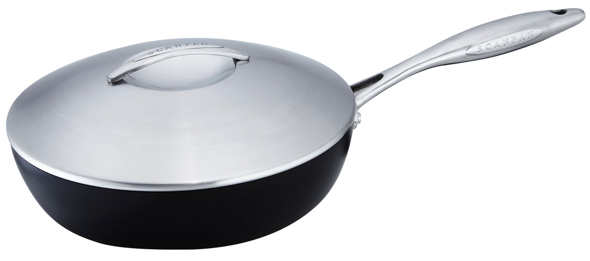 Сотейник Scanpan Professional с крышкой, с антипригарным покрытием. Диаметр 28 см60102800 Сотейник Scanpan Professional с крышкой, с антипригарным покрытием. Диаметр 28 см60102800Сотейник Scanpan Professional изготовлен из высококачественного литого алюминия. Внутреннее высокопрочное антипригарное титано- керамическое покрытие обеспечивает непревзойденную стойкость к царапинам. Специальное утолщенное дно позволяет быстро и равномерно нагреваться. Изделие оснащено крышкой. Ручка выполнена из нержавеющей стали. Материал выдерживает температуру до 260°С. Подходит для всех типов плит, кроме индукционных. Можно мыть в посудомоечной машине.