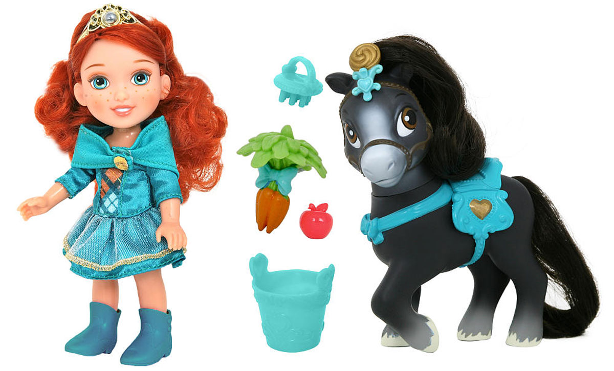 Disney Princess Игровой набор Мерида и пони755060_Мерида Disney Princess Игровой набор Мерида и пони755060_МеридаИгровой набор Disney Princess Мерида и пони состоит из очаровательной куклы Мериды и милой лошадки. Кукла имеет детские пропорции, она изображает принцессу Мериду из мультфильма Храбрая сердцем в ее совсем еще юном возрасте. Маленькая Мерида любит свою лошадку, ухаживает за ней. Поэтому в набор, помимо куклы и лошадки, входят аксессуары, с которыми можно устроить увлекательную игру, придумывая историю о том, как принцесса Мерида заботится о своей любимой пони. Волосы малышки Мериды насыщенного рыжего цвета, а пони обладает темной гривой и таким же хвостом. На головке куколки надета тиара принцессы. Пони тоже носит изысканное украшение и изящную уздечку. Расческой из набора можно расчесать хвост и гриву пони - маленькая щетка отлично помещается в ручку Мериды. Кукла одета в красивое платье зеленого цвета. Благодаря тому, что у пони на спинке есть седло, куклу можно сажать на лошадку верхом. После того, как принцесса вдоволь покатается, нужно будет обязательно...